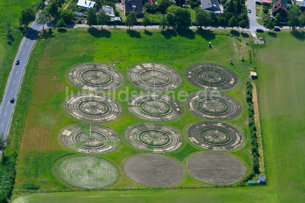 Luftaufnahme Eiche - Kreis- Bewässerungsanlage auf landwirtschaftlichen Feldern Bauerngarten Ahrensfelde in Eiche im Bundesland Brandenburg, Deutschland