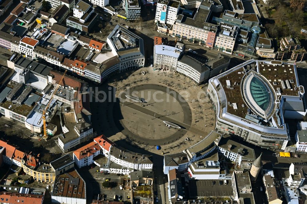 Kassel aus der Vogelperspektive: Kreis- runde Fläche - Königsplatz in Kassel im Bundesland Hessen, Deutschland