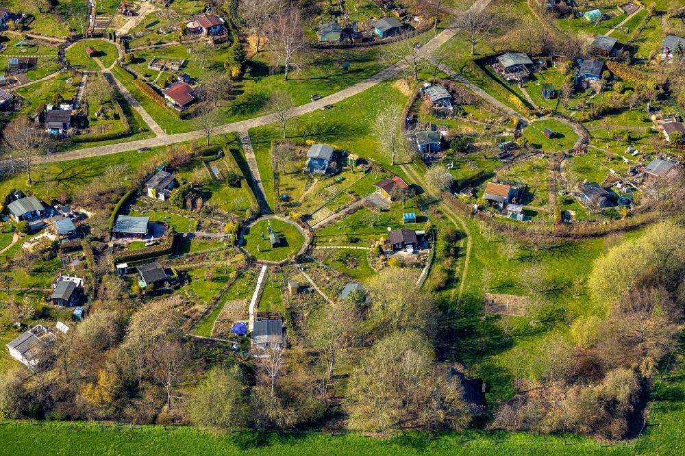 Witten aus der Vogelperspektive: Kreisförmig angeordnete Kleingartenanlagen einer Laubenkolonie in Witten im Bundesland Nordrhein-Westfalen, Deutschland