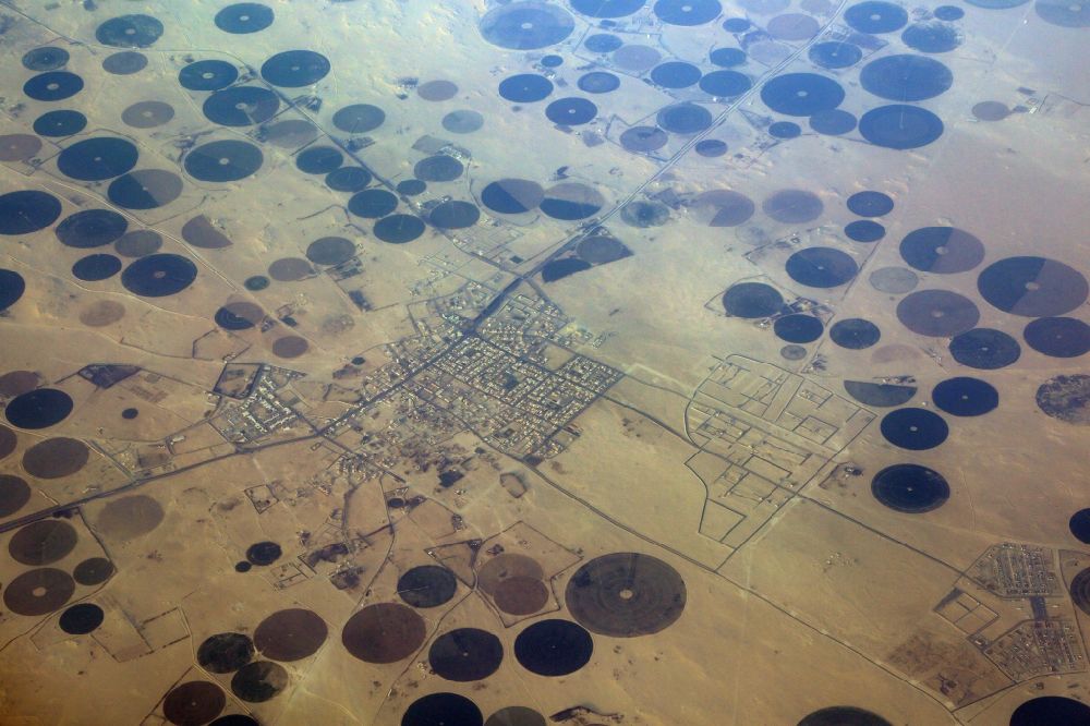 Luftaufnahme Qaryat Al Ulya - Kreisförmige Bewässerungsanlagen in der Wüste bei Qaryat Al Ulya in Eastern Province, Saudi-Arabien