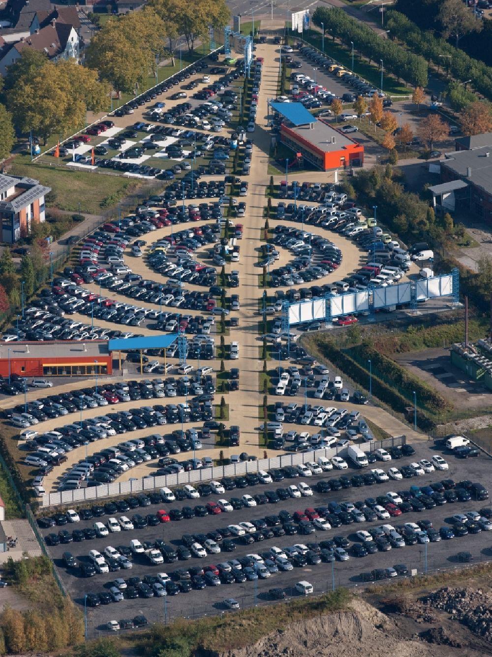 Hamm aus der Vogelperspektive: Kreisförmige Verkaufsflächen des Gebrauchtwagenhändlers Pottis Autoland in Hamm im Bundesland Nordrhein-Westfalen