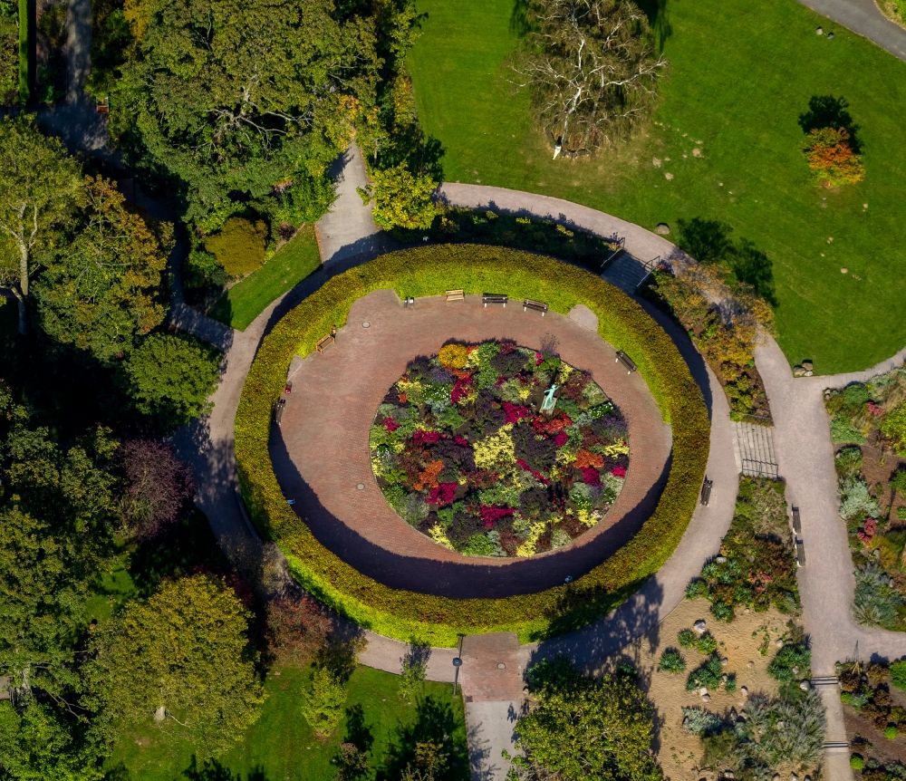 Essen aus der Vogelperspektive: Kreisrunde Rosarium- Gartenanlage im Grugapark in Essen im Bundesland Nordrhein-Westfalen
