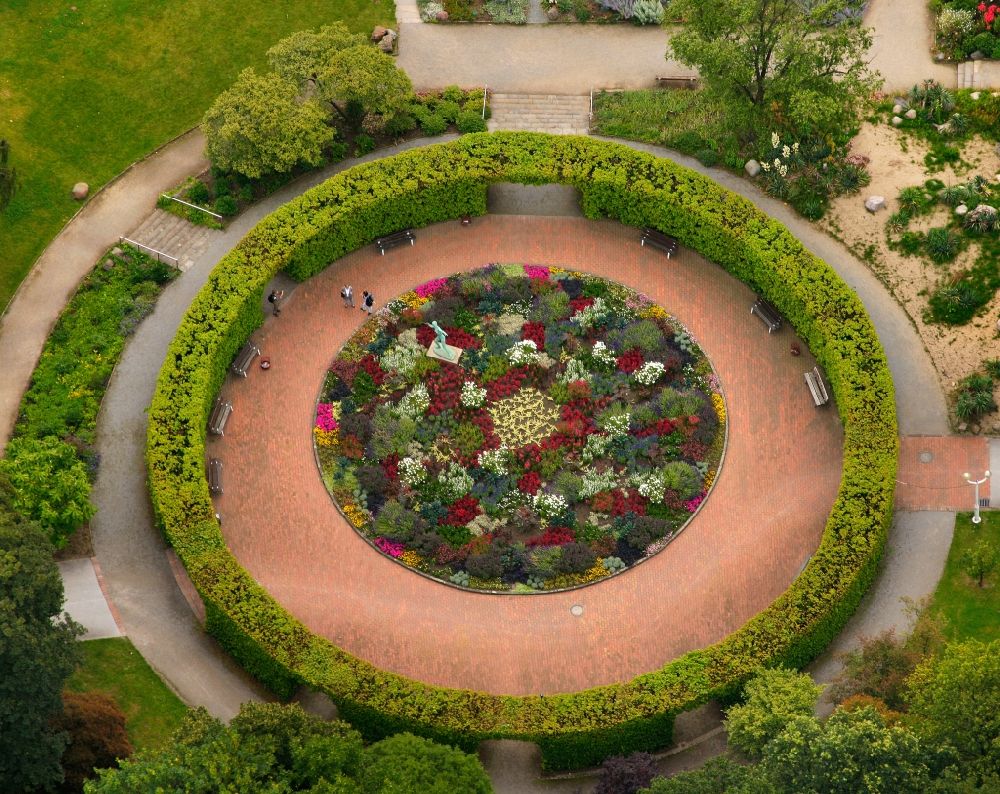 Essen aus der Vogelperspektive: Kreisrunde Rosarium- Gartenanlage im Grugapark in Essen im Bundesland Nordrhein-Westfalen