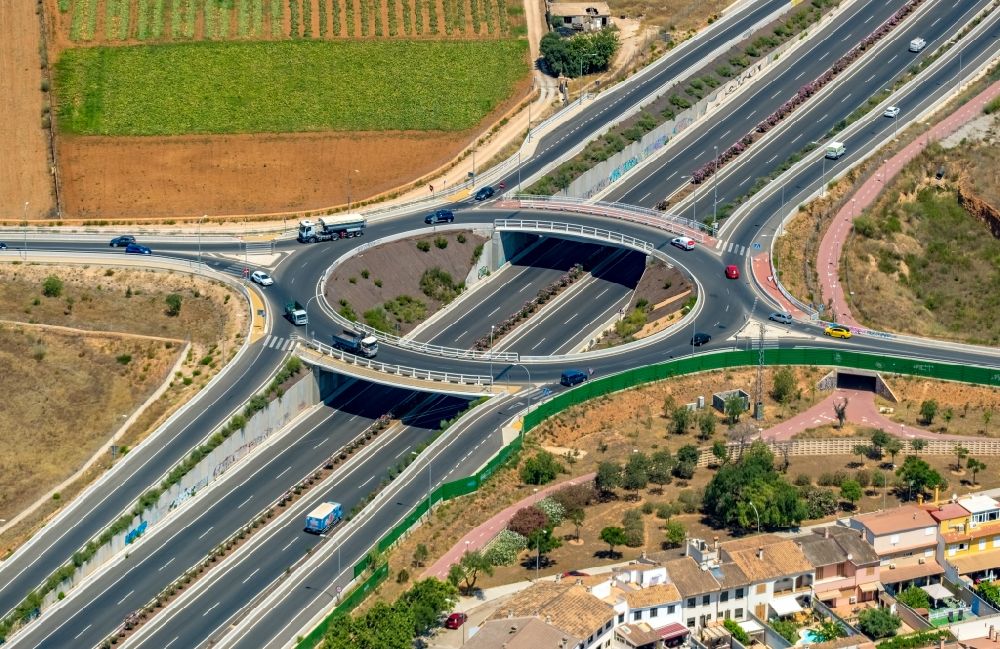 Palma von oben - Kreisverkehr - Straßenverlauf der Autobahn - Autopista Ma-3011 in Palma in Islas Baleares, Spanien