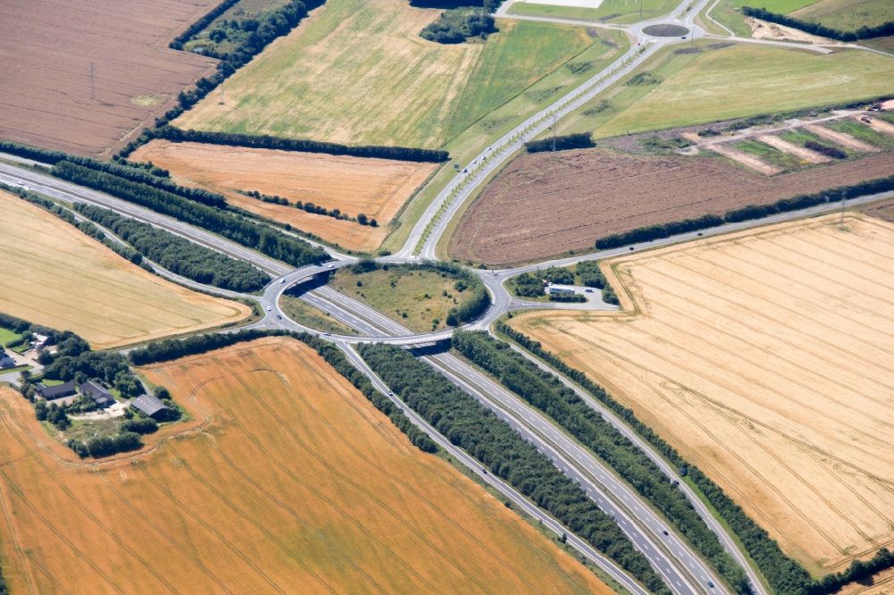 Esbjerg aus der Vogelperspektive: Kreisverkehr - Straßenverlauf der Autobahn E20 in Esbjerg in Dänemark