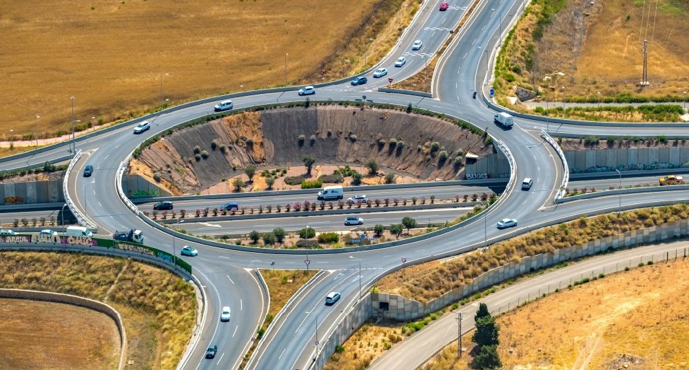 Luftbild Palma - Kreisverkehr - Straßenverlauf der Autopista Ma-30 und Ma-15 in Palma in Islas Baleares, Spanien
