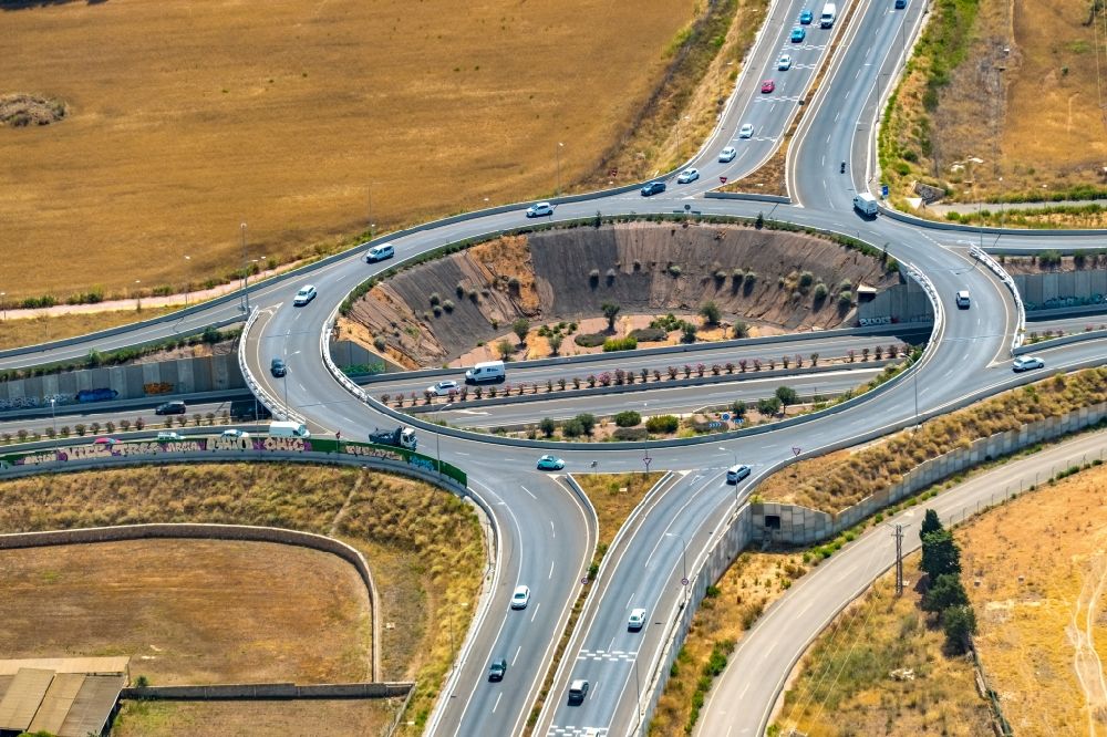 Luftaufnahme Palma - Kreisverkehr - Straßenverlauf der Autopista Ma-30 und Ma-15 in Palma in Islas Baleares, Spanien