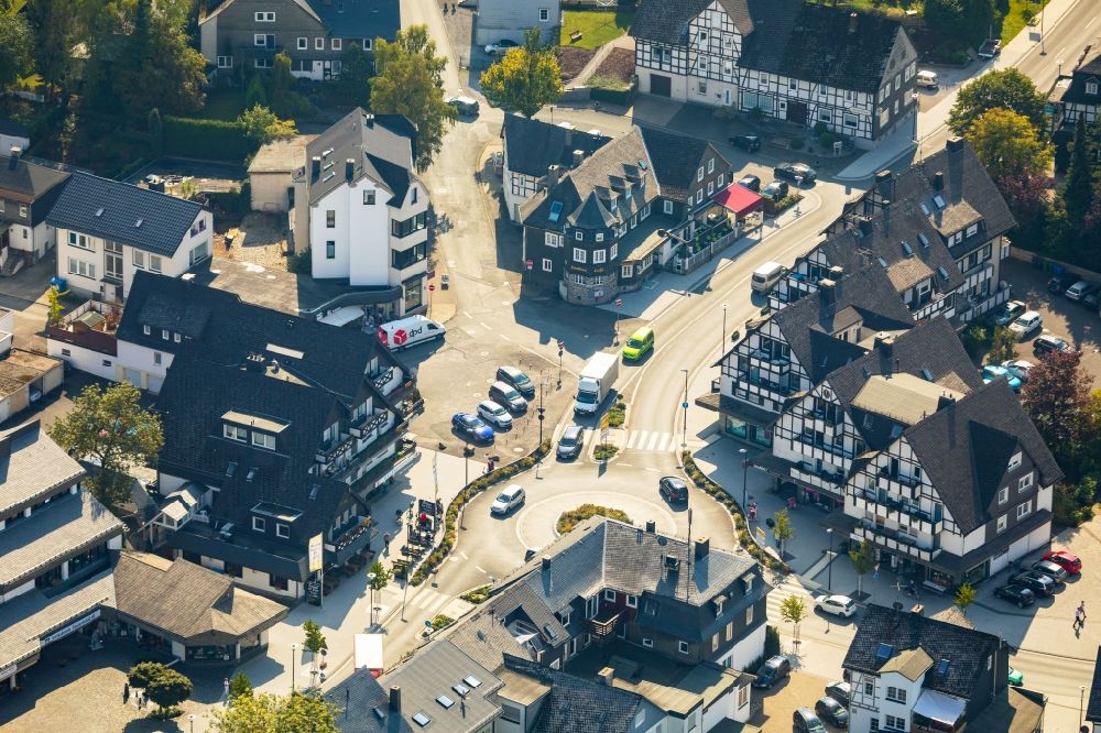 Luftaufnahme Olsberg - Kreisverkehr - Straßenverlauf an der Bahnhofstraße - Markt in Olsberg im Bundesland Nordrhein-Westfalen, Deutschland
