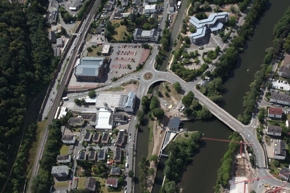 Bad Ems aus der Vogelperspektive: Kreisverkehr - Straßenverlauf bei der Remy- Brücke und der Insel Silberau in Bad Ems im Bundesland Rheinland-Pfalz, Deutschland