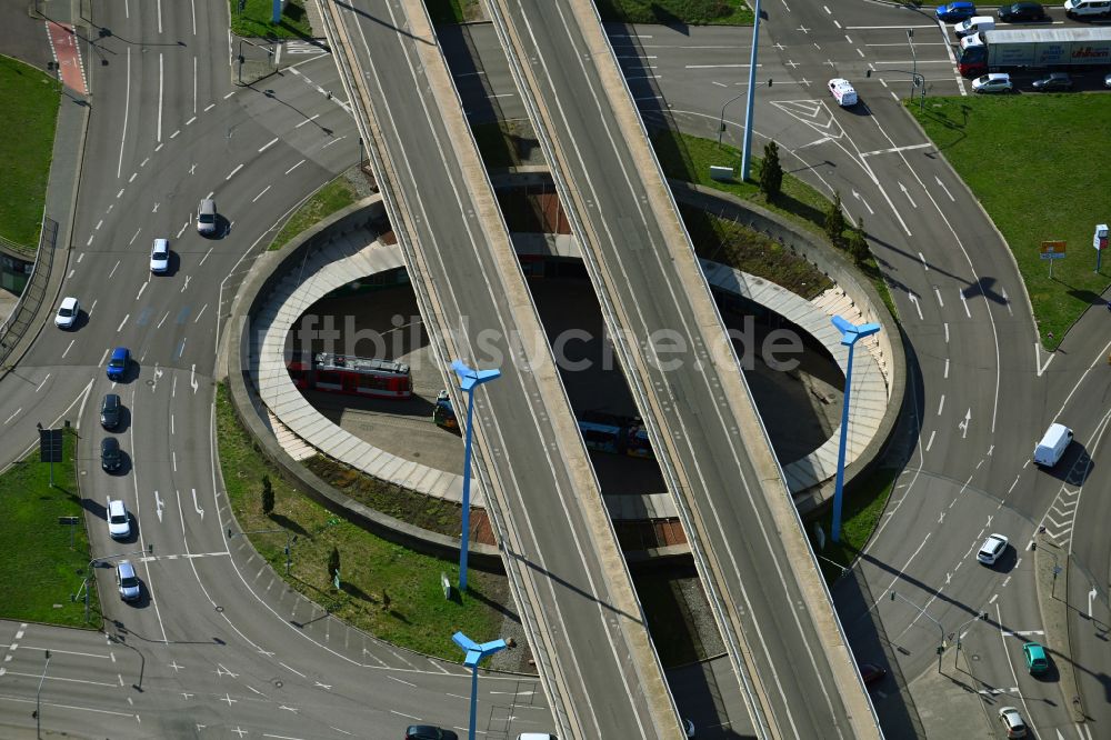 Luftaufnahme Halle (Saale) - Kreisverkehr - Straßenverlauf der Bundessstraße B6 und B80 am Viadukt Riebeckplatz in Halle (Saale) im Bundesland Sachsen-Anhalt