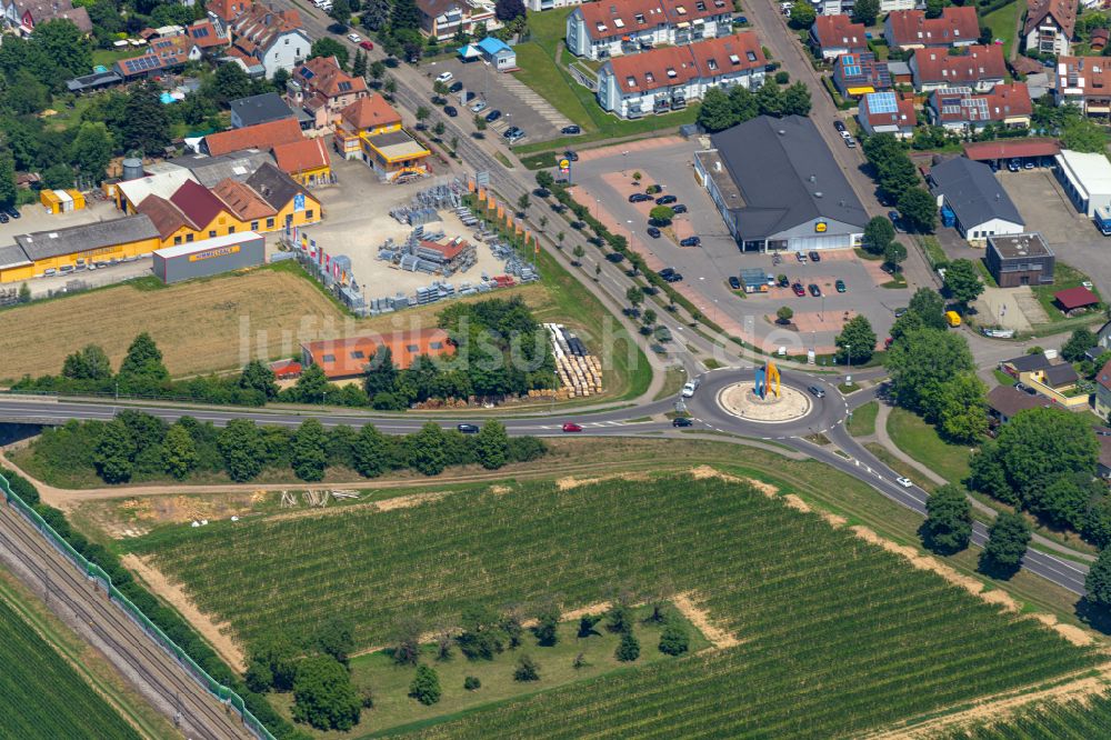 Kenzingen aus der Vogelperspektive: Kreisverkehr - Straßenverlauf an der Bundesstrasse 3 in Kenzingen im Bundesland Baden-Württemberg, Deutschland