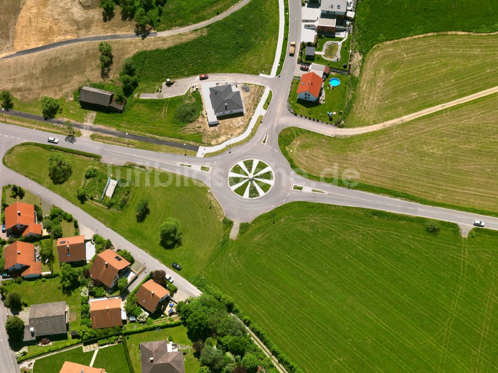 Luftbild Erolzheim - Kreisverkehr - Straßenverlauf an der Edelbeurer Straße in Erolzheim im Bundesland Baden-Württemberg, Deutschland