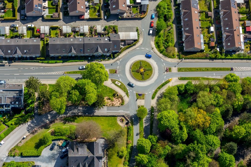 Luftaufnahme Velbert - Kreisverkehr - Straßenverlauf an der Elberfelder Straße - Im Wiesengrund - Waldschlösschen in Velbert im Bundesland Nordrhein-Westfalen, Deutschland