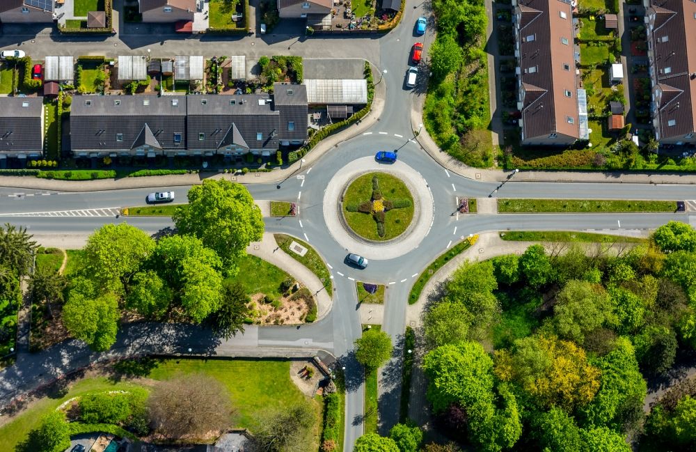 Velbert von oben - Kreisverkehr - Straßenverlauf an der Elberfelder Straße - Im Wiesengrund - Waldschlösschen in Velbert im Bundesland Nordrhein-Westfalen, Deutschland
