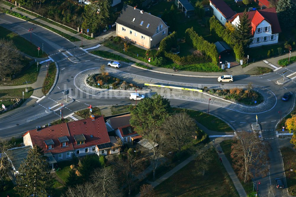 Luftbild Neuenhagen - Kreisverkehr - Straßenverlauf Hauptstraße - Rudolf-Breitscheid-Allee - Carl-Schmäcke-Straße in Neuenhagen im Bundesland Brandenburg, Deutschland