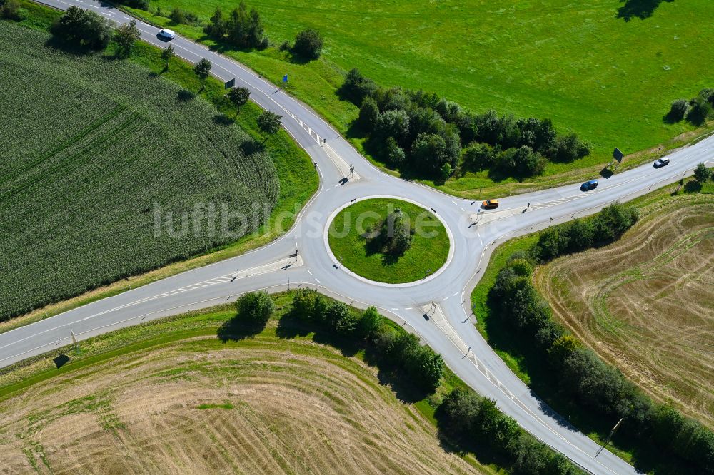 Treuen aus der Vogelperspektive: Kreisverkehr - Straßenverlauf S298 - Hauptstraße in Treuen im Bundesland Sachsen, Deutschland
