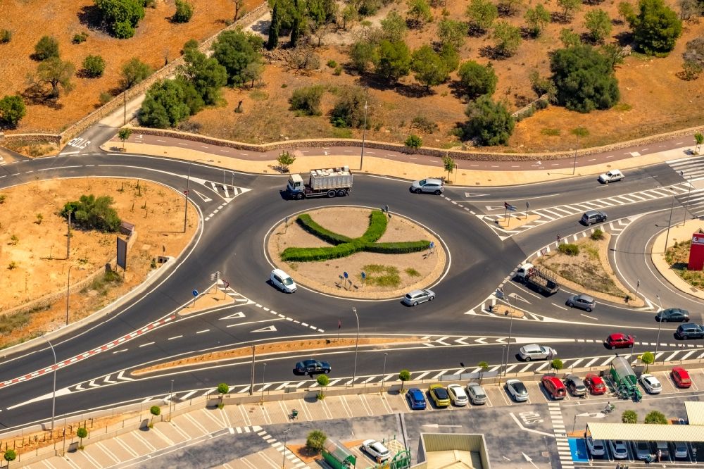 Campos von oben - Kreisverkehr - Straßenverlauf der Ma-19 mit einer Heckenskulptur in Campos in Balearische Insel Mallorca, Spanien