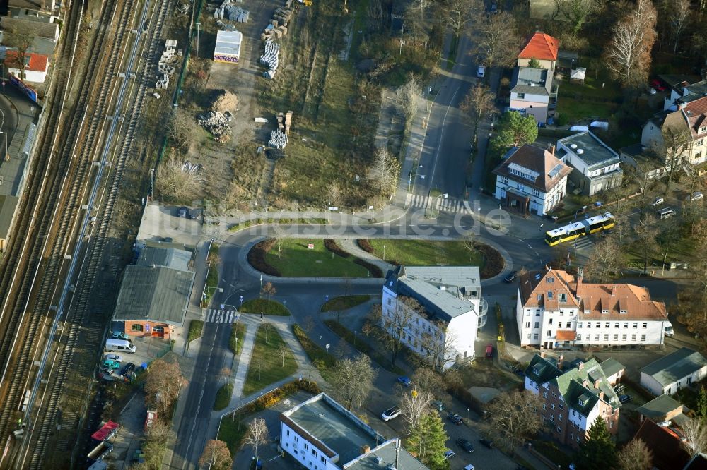 Berlin aus der Vogelperspektive: Kreisverkehr - Straßenverlauf Heinrich-Grüber-Platz im Ortsteil Kaulsdorf in Berlin, Deutschland