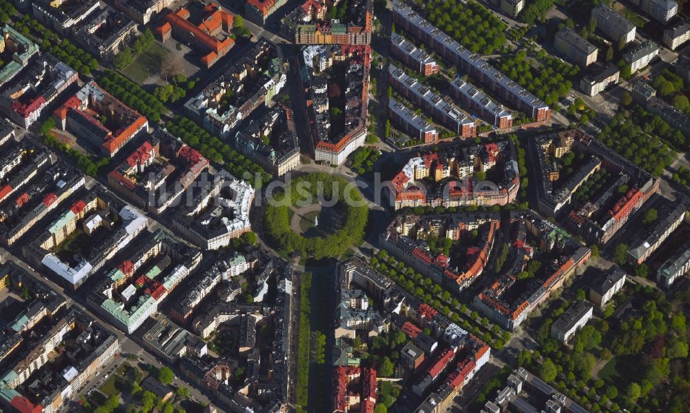 Luftaufnahme Stockholm - Kreisverkehr - Straßenverlauf Karlaplan am Karlavägen im Ortsteil Östermalm in Stockholm in Stockholms län, Schweden