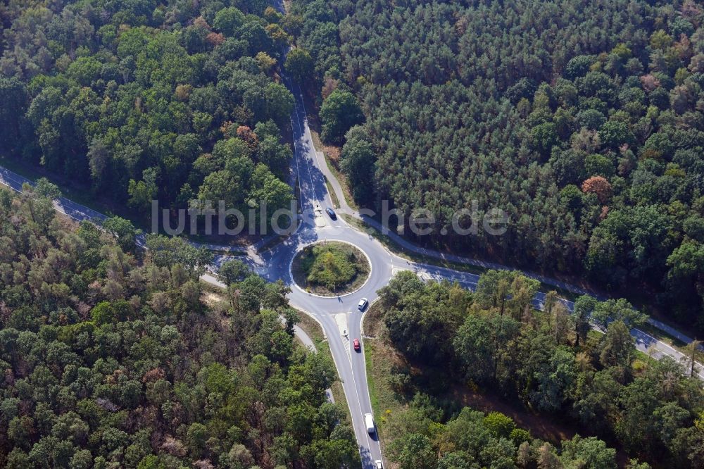 Luftbild Kiekebusch - Kreisverkehr - Straßenverlauf der Landesstraße L400 zur L402 in Kiekebusch im Bundesland Brandenburg, Deutschland