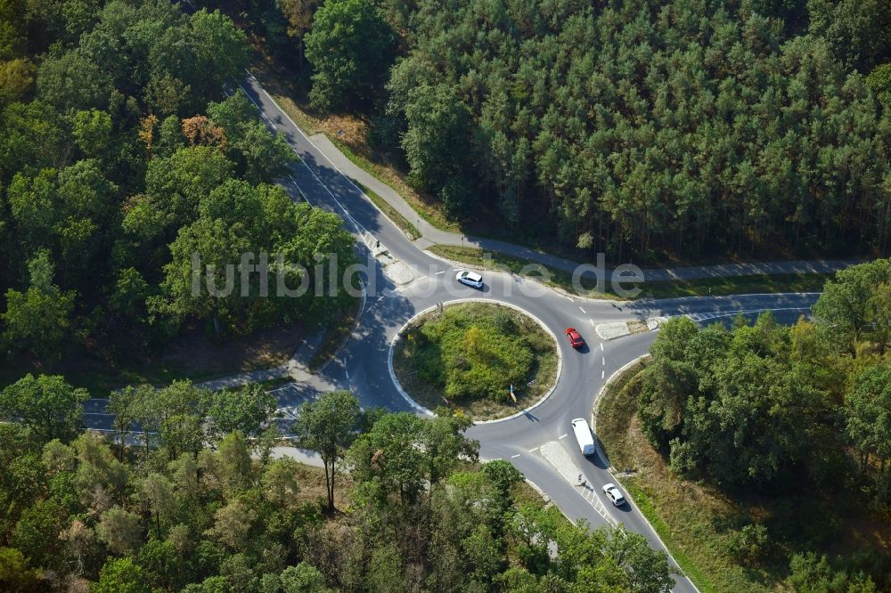 Luftaufnahme Kiekebusch - Kreisverkehr - Straßenverlauf der Landesstraße L400 zur L402 in Kiekebusch im Bundesland Brandenburg, Deutschland