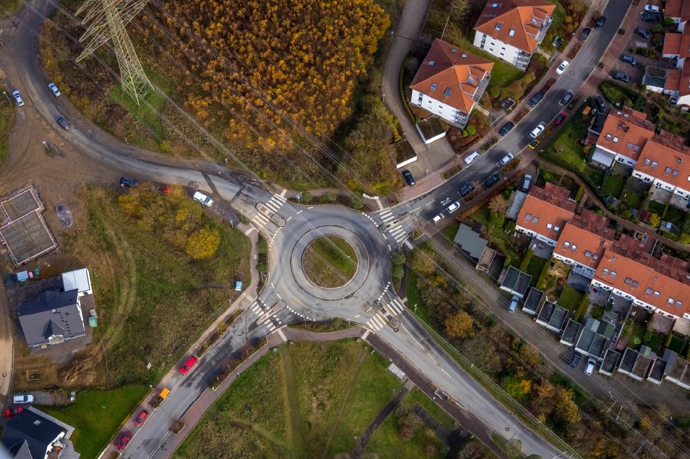 Lüdenscheid aus der Vogelperspektive: Kreisverkehr - Straßenverlauf im Ortsteil Vogelberg in Lüdenscheid im Bundesland Nordrhein-Westfalen, Deutschland