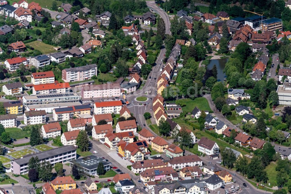 Luftbild Titisee-Neustadt - Kreisverkehr - Straßenverlauf Ringstraße in Titisee-Neustadt im Bundesland Baden-Württemberg, Deutschland