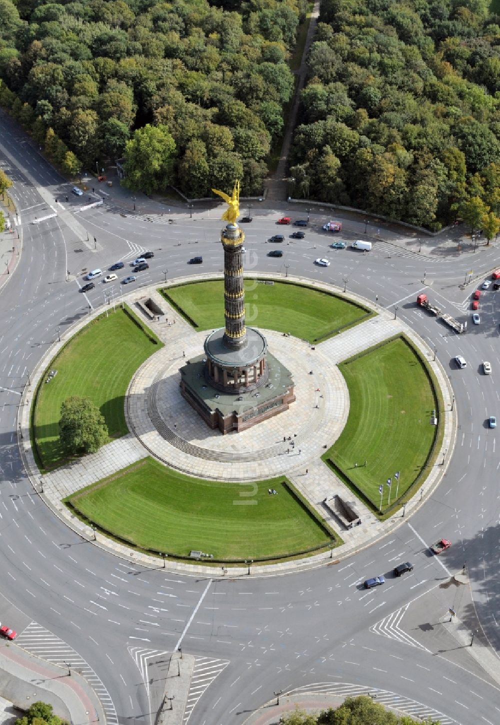Berlin aus der Vogelperspektive: Kreisverkehr - Straßenverlauf an der Siegessäule - Großer Stern im Parkgelände des Tiergartens in Berlin