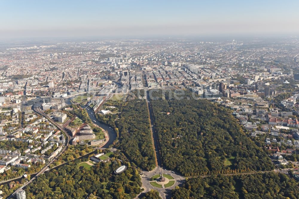 Berlin aus der Vogelperspektive: Kreisverkehr - Straßenverlauf an der Siegessäule - Großer Stern im Parkgelände des Tiergartens in Berlin