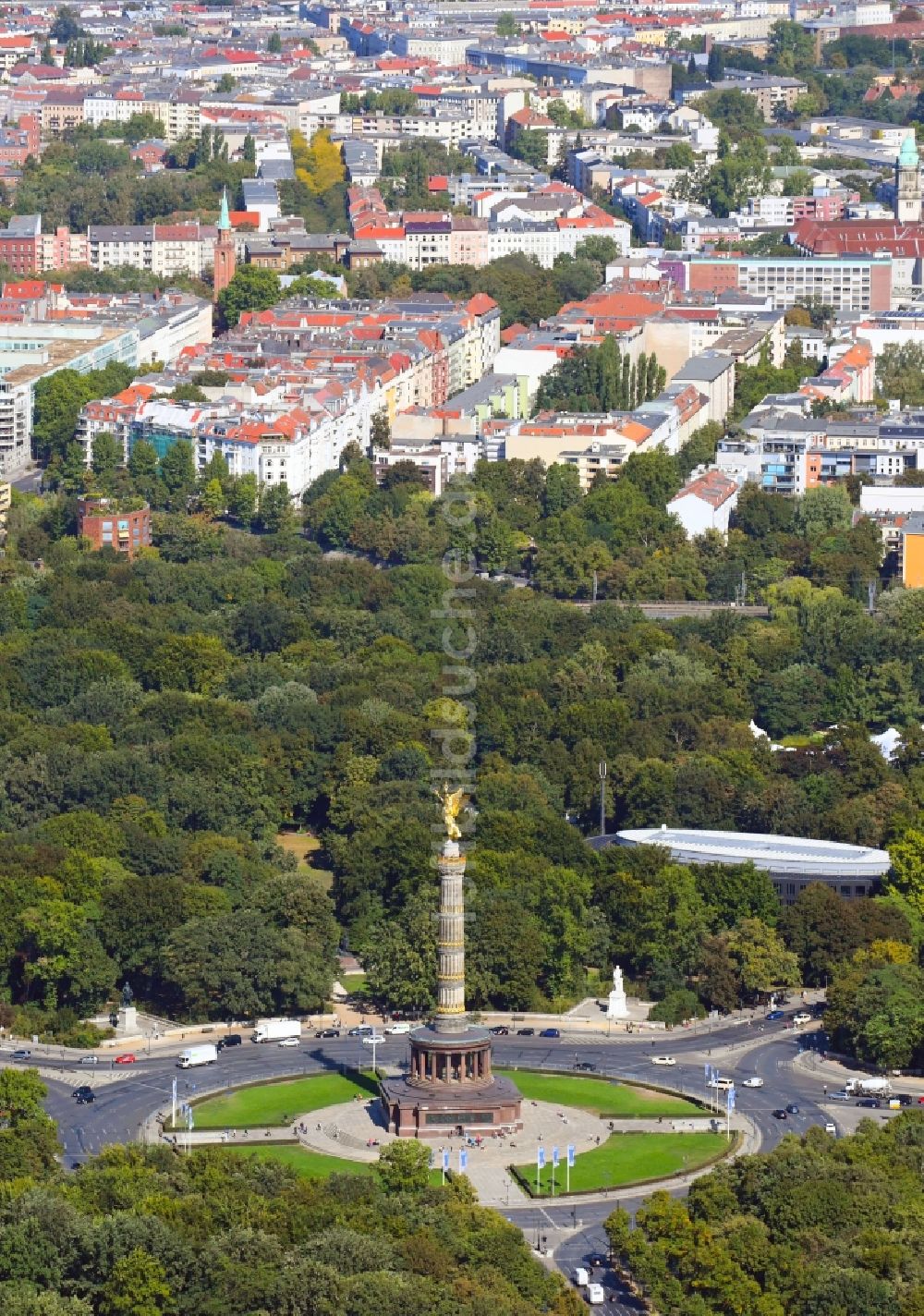 Luftaufnahme Berlin - Kreisverkehr - Straßenverlauf an der Siegessäule - Großer Stern im Parkgelände des Tiergartens in Berlin