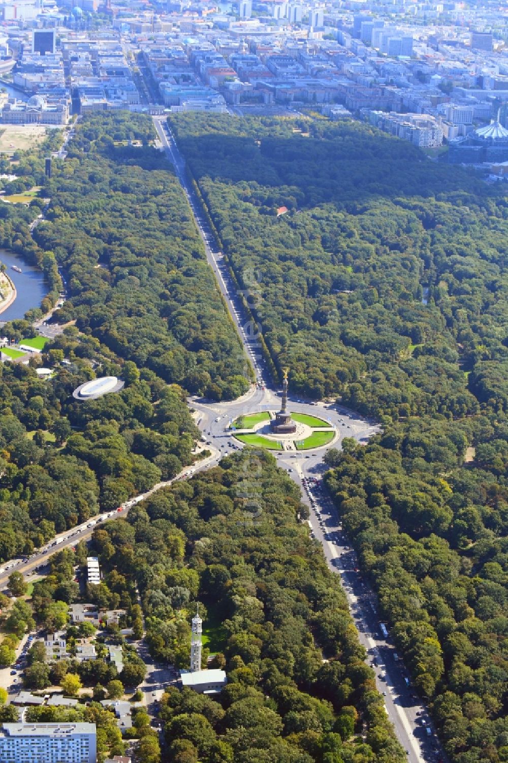 Luftaufnahme Berlin - Kreisverkehr - Straßenverlauf an der Siegessäule - Großer Stern im Parkgelände des Tiergartens in Berlin
