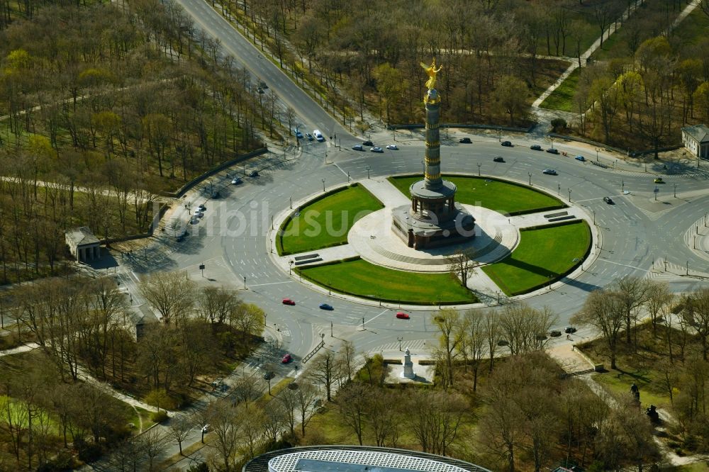 Berlin von oben - Kreisverkehr - Straßenverlauf an der Siegessäule - Großer Stern im Parkgelände des Tiergartens in Berlin