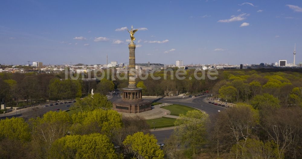 Berlin von oben - Kreisverkehr - Straßenverlauf an der Siegessäule - Großer Stern im Parkgelände des Tiergartens in Berlin