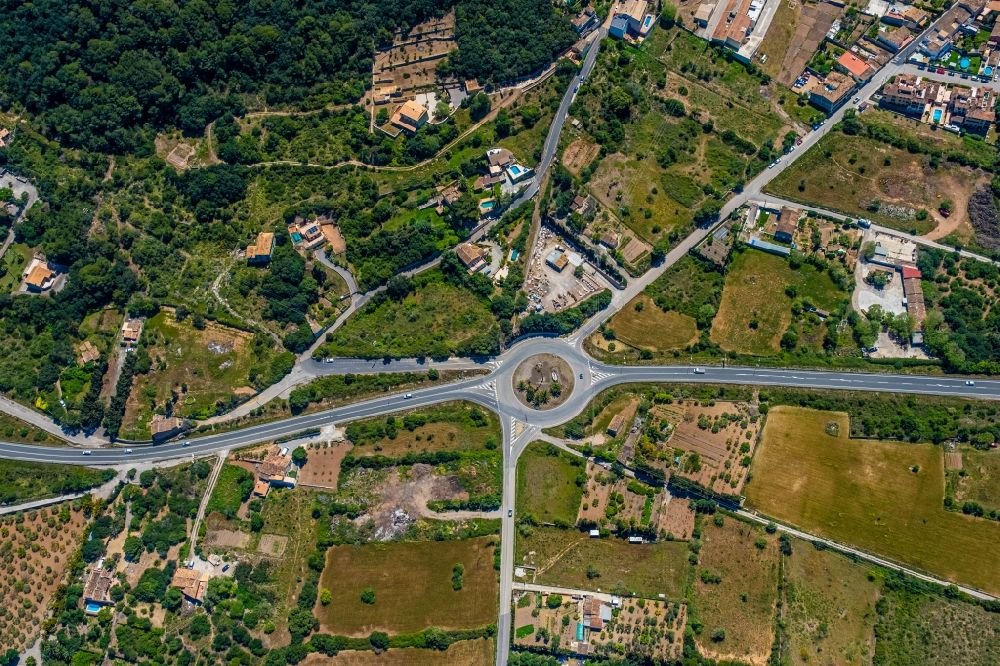 Luftaufnahme Capdepera - Kreisverkehr - Straßenverlauf der Straßen Ma-15 - Carrer Nord - Carrer Major in Capdepera in Balearische Insel Mallorca, Spanien
