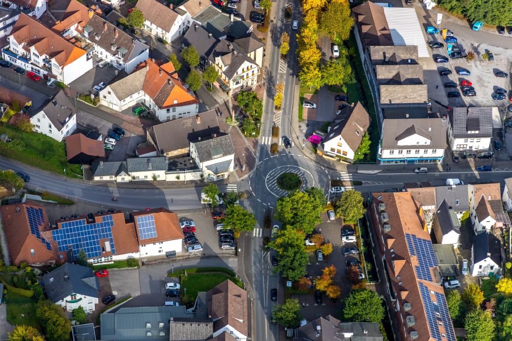 Sundern (Sauerland) aus der Vogelperspektive: Kreisverkehr - Straßenverlauf in Sundern (Sauerland) im Bundesland Nordrhein-Westfalen, Deutschland