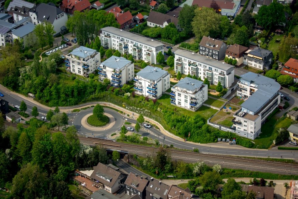 Luftaufnahme Gevelsberg - Kreisverkehr - Straßenverlauf an einer Wohnsiedlung mit Mehrfamilienhäusern und Bahngleisen in Gevelsberg im Bundesland Nordrhein-Westfalen