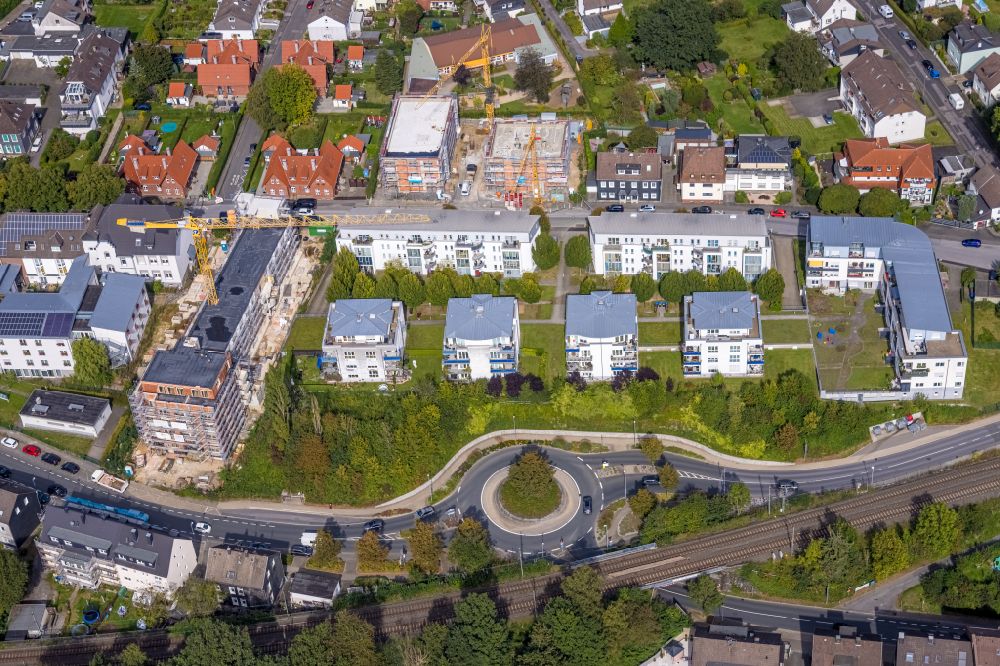 Luftbild Gevelsberg - Kreisverkehr - Straßenverlauf an einer Wohnsiedlung mit Mehrfamilienhäusern und Bahngleisen in Gevelsberg im Bundesland Nordrhein-Westfalen