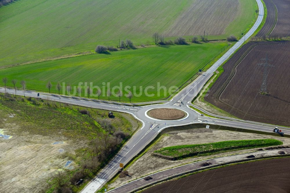 Edderitz aus der Vogelperspektive: Kreisverkehr - Straßenverlauf zwischen Pfaffendorf und Edderitz im Bundesland Sachsen-Anhalt, Deutschland