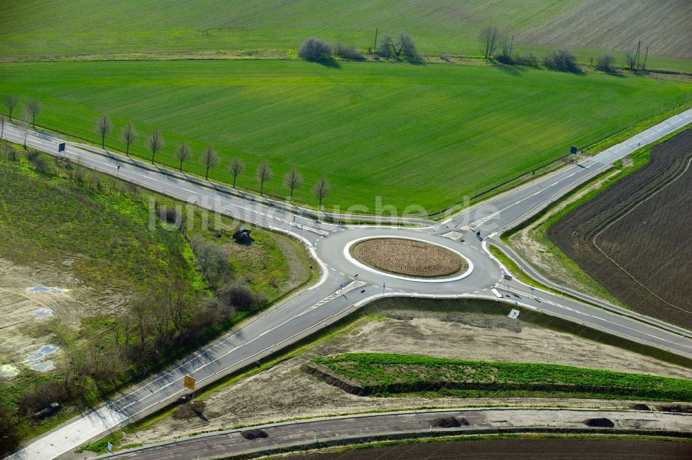 Luftbild Edderitz - Kreisverkehr - Straßenverlauf zwischen Pfaffendorf und Edderitz im Bundesland Sachsen-Anhalt, Deutschland