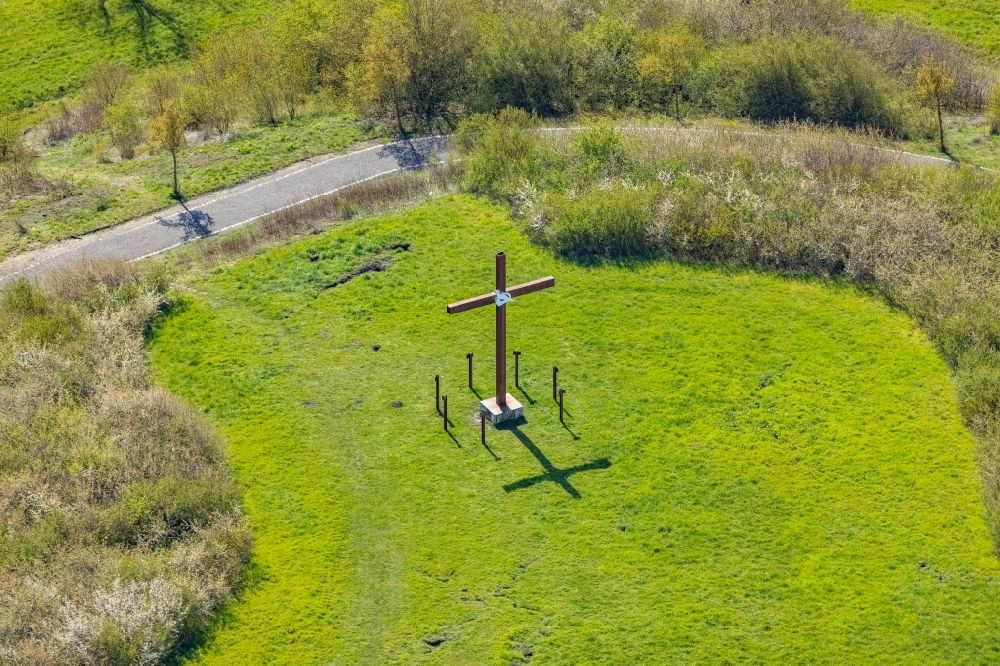 Luftaufnahme Hamm - Kreuz - Symbol auf dem Berg der aufgeschütteten Mülldeponie der Halde Sachsen im Ortsteil Heessen in Hamm im Bundesland Nordrhein-Westfalen, Deutschland
