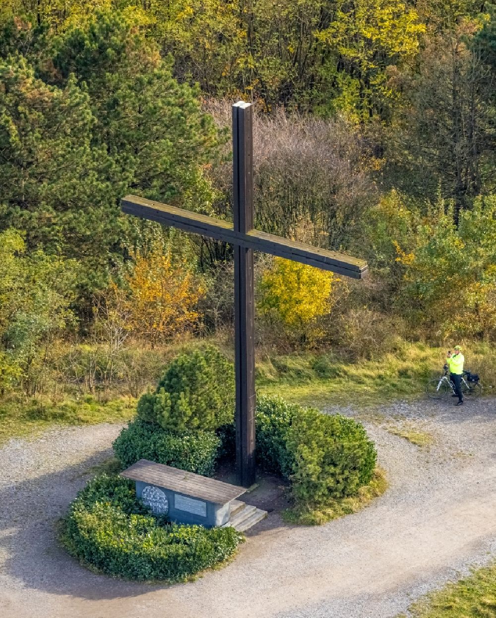 Bottrop aus der Vogelperspektive: Kreuz - Symbol Halde Haniel Kreuz in Bottrop im Bundesland Nordrhein-Westfalen, Deutschland