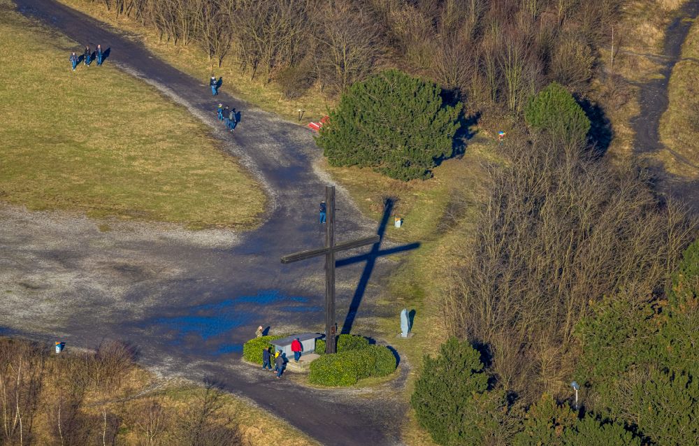 Bottrop aus der Vogelperspektive: Kreuz - Symbol Halde Haniel Kreuz in Bottrop im Bundesland Nordrhein-Westfalen, Deutschland