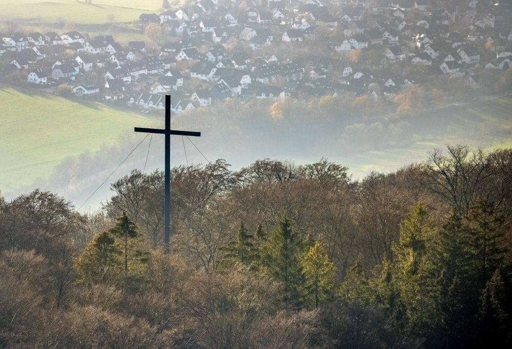 Luftaufnahme Schmallenberg - Kreuz - Symbol auf dem Witzenberg im Ortsteil Grafschaft in Schmallenberg im Bundesland Nordrhein-Westfalen, Deutschland