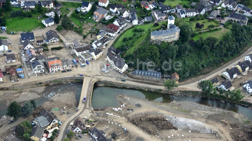 Luftaufnahme Altenahr - Kreuzberg mit Burg Kreuzberg nach der Hochwasserkatastrophe diesen Jahres im Bundesland Rheinland-Pfalz, Deutschland
