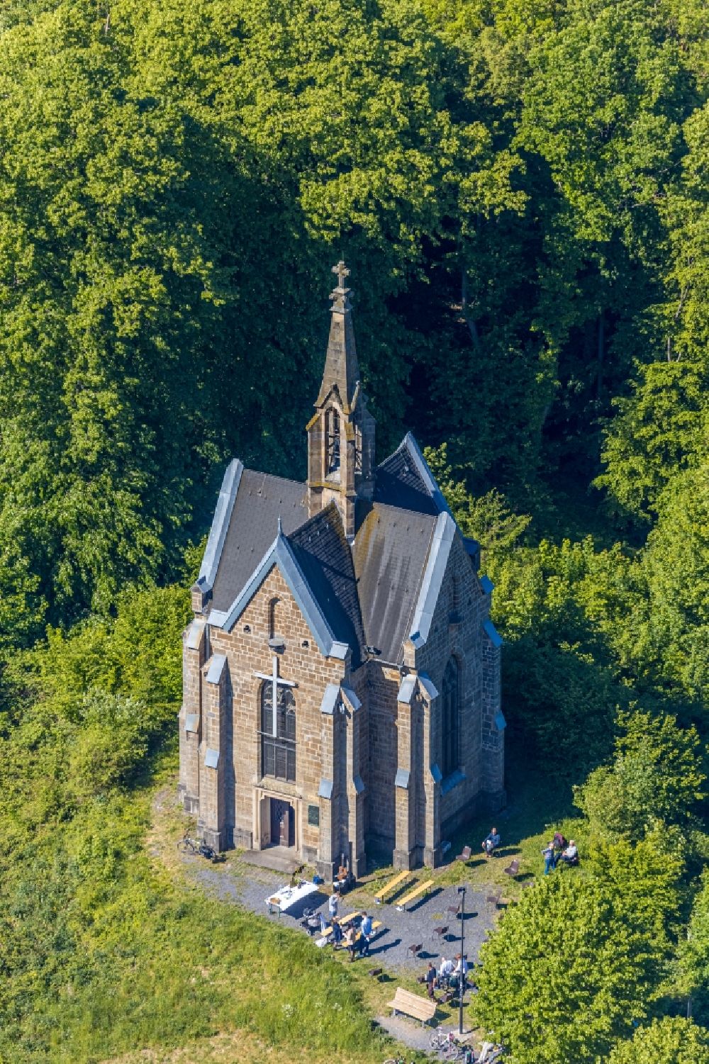 Arnsberg von oben - Kreuzbergkapelle im Ortsteil Wennigloh in Arnsberg im Bundesland Nordrhein-Westfalen, Deutschland