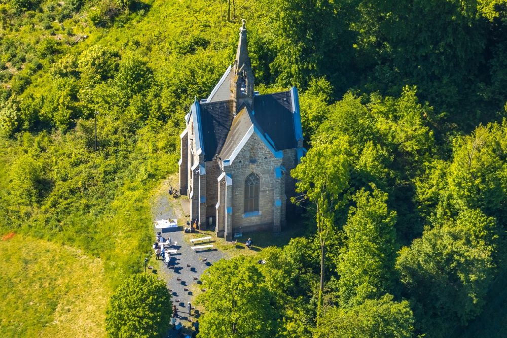 Arnsberg aus der Vogelperspektive: Kreuzbergkapelle im Ortsteil Wennigloh in Arnsberg im Bundesland Nordrhein-Westfalen, Deutschland
