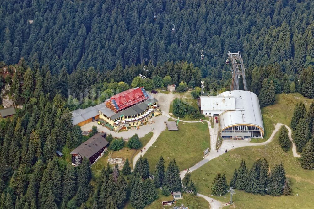 Luftaufnahme Garmisch-Partenkirchen - Kreuzeck Bergstation in der Felsen- und Berglandschaft des Wettersteingebirges nahe Garmisch-Partenkirchen im Bundesland Bayern
