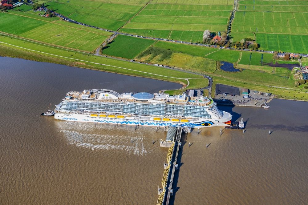 Luftbild Moormerland - Kreuzfahrtschiff AIDA cosma bei der Jungfernfahrt auf der Emsüberführung in Moormerland im Bundesland Niedersachsen, Deutschland