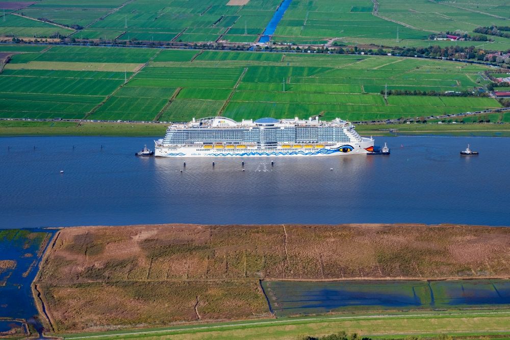 Luftaufnahme Moormerland - Kreuzfahrtschiff AIDA cosma bei der Jungfernfahrt auf der Emsüberführung in Moormerland im Bundesland Niedersachsen, Deutschland
