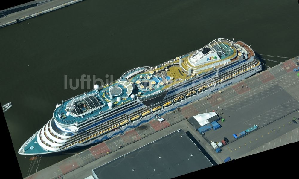 Helsinki aus der Vogelperspektive: Kreuzfahrtschiff AIDA diva im Puerto Costa Helsinki am Munkkisaaren laituri in Helsinki in Finnland